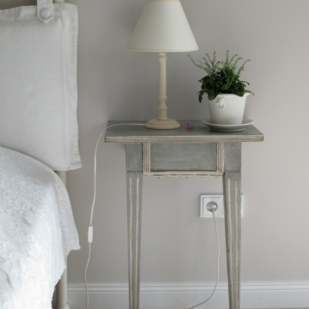Classic ceramic table lamp with a linen shade and white glazed body