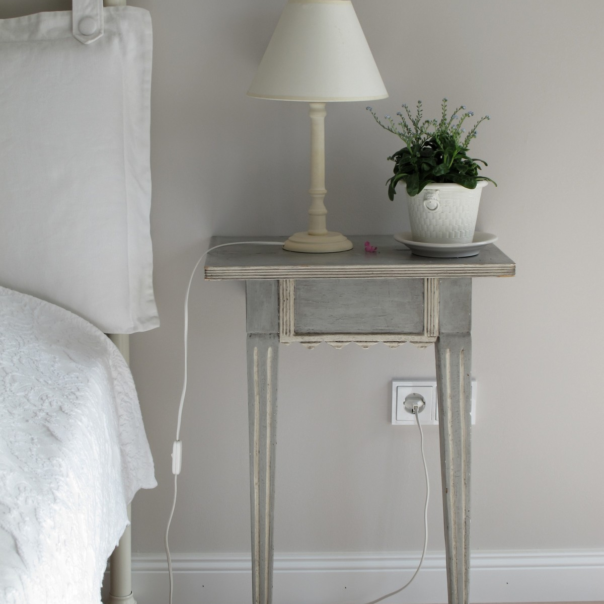 Classic ceramic table lamp with a linen shade and white glazed body
